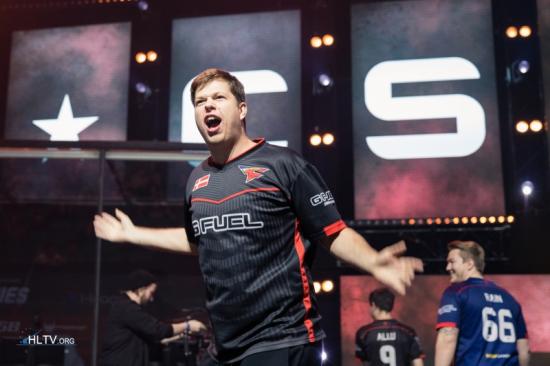 队长 Bdd ！ Bdd 的标志性Tsar在多次团队战中表现出色， KT Rolster 赢得了第一场比赛。